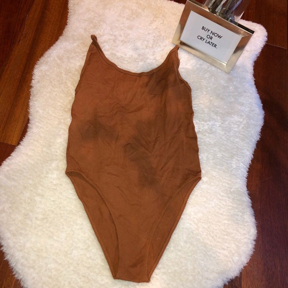 Sexy, semi back out bodysuit 🧡